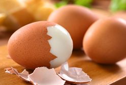 Jak odróżnić surowe jajko od ugotowanego? Bezwładność jajka