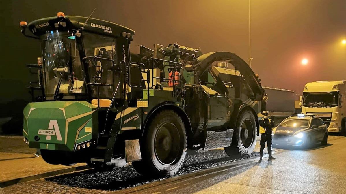 Nietypowy pojazd na autostradzie