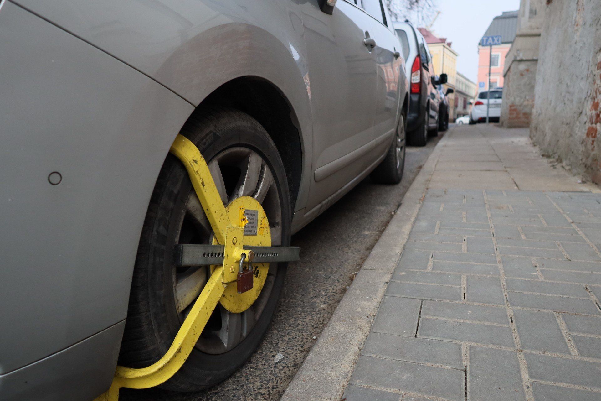 W tych miejscach w Lublinie dostajemy najwięcej mandatów za złe parkowanie.