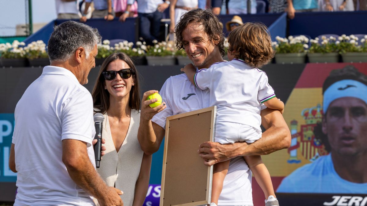 Feliciano Lopez (z prawej) w towarzystwie rodziny i Toniego Nadala (z lewej) po ostatnim meczu w karierze