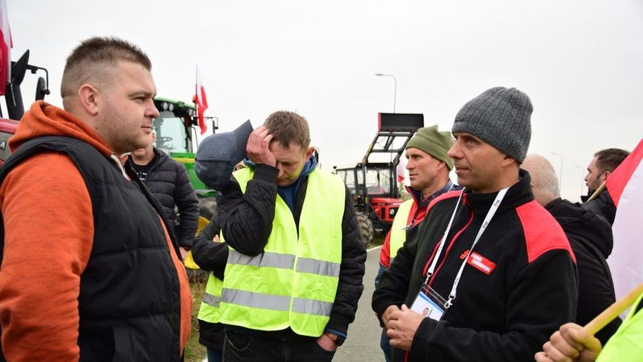 Około 50 rolników protestowało 14 listopada 2025 r. przy S5 na wysokości Żnina. Przyjechali m. in. z Wągrowca, powiatu nakielskiego, inowrocławskiego, bydgoskiego