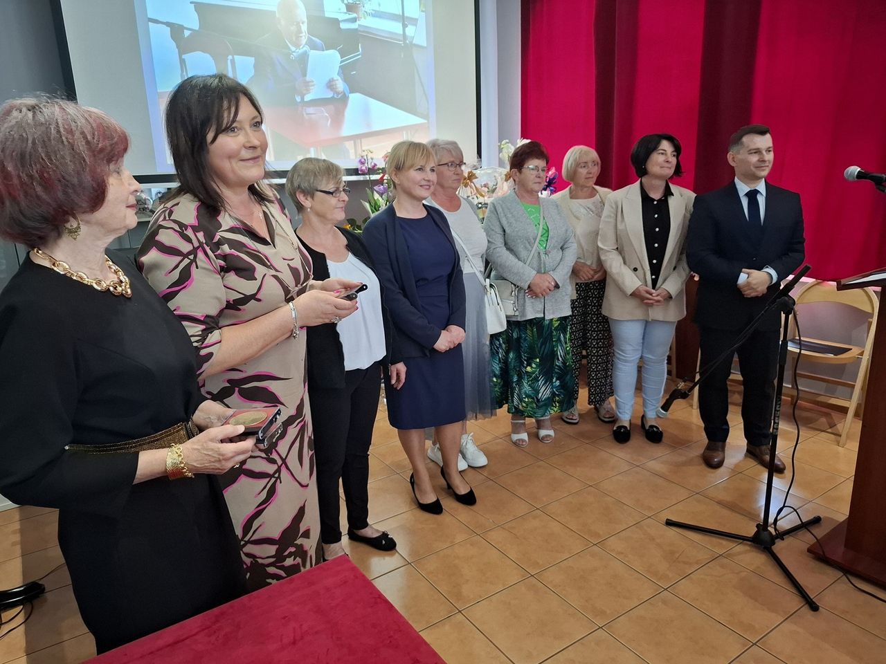 55-lecie działalności Muzeum Regionalnego  im. S. Sankowskiego w Radomsku. Kwiaty i życzenia z okazji jubileuszu