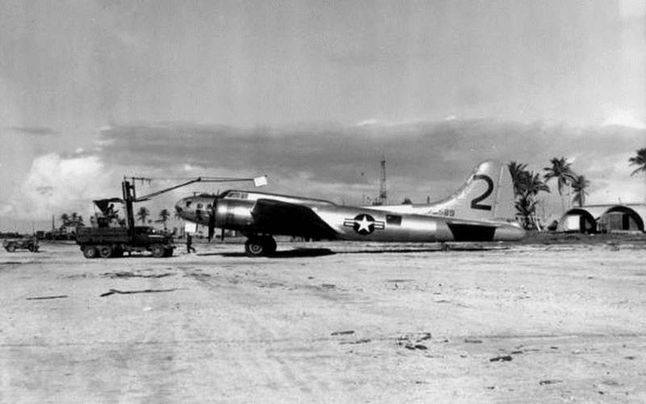 Usuwanie filtra z bezzałogowego B-17 po locie nad skażonym obszarem