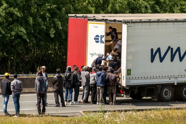 Dantejskie sceny w Calais. Francja bezradna wobec chaosu