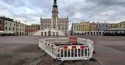 Zamość: Wyrwa na Rynku Wielkim. Przyczyną był "mały wyciek"