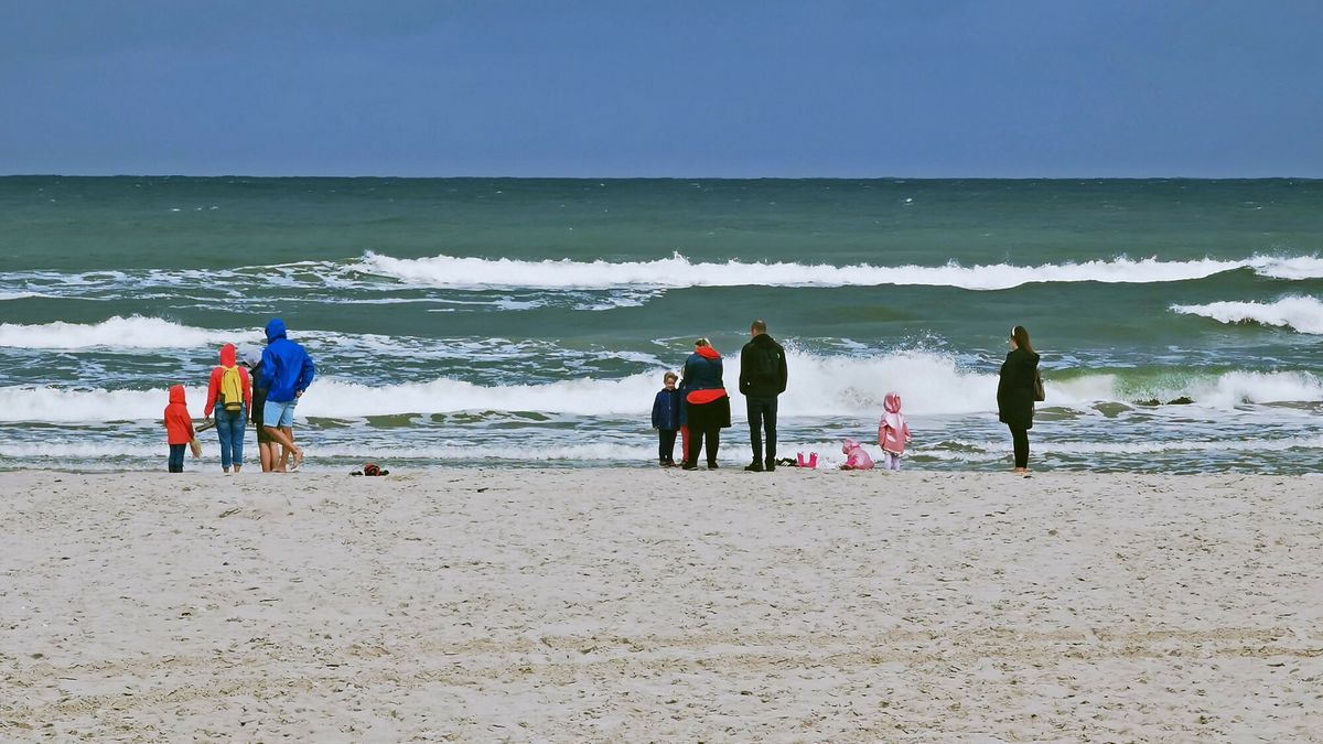 Wakacje 2021Fot. Andrzej Zbraniecki / East News , Debki (woj.pomorskie) 18.08.2021    N/z: Wzburzone morze w DebkachAndrzej Zbraniecki