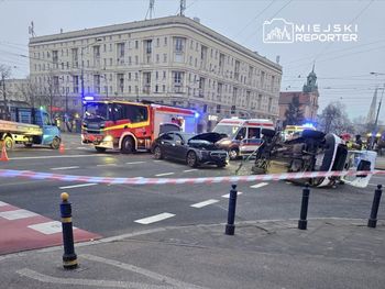 Warszawa: Jechali do wykolejonego tramwaju. Zderzyli się z mercedesem