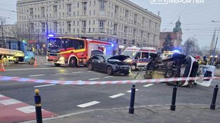 Warszawa: Jechali do wykolejonego tramwaju. Zderzyli się z mercedesem