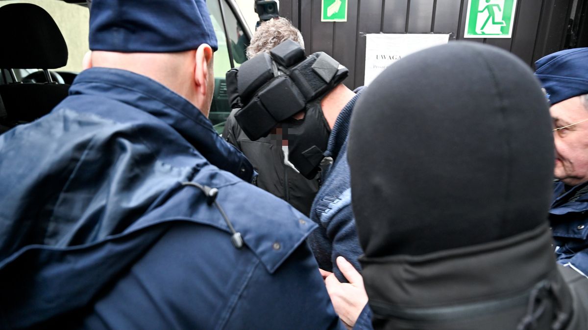 Piotr K.
Piotr Kowala
doprowadzenie, nożownik, prokuratura okręgowa, SOP, córka rodzina dziecko funkcjonariusz służby slużba ochrony, państwa ustka z ustki zabójstwo morderstwo