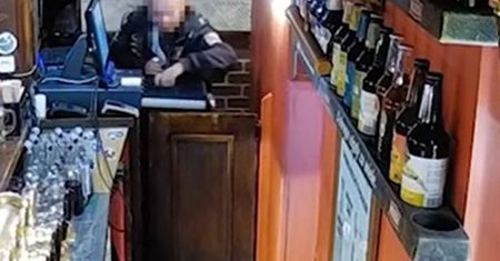 Zielona Góra. Pijany mężczyzna zaczął kraść pieniądze z kasy w Warce. Reakcji kobiety za barem się nie spodziewał
