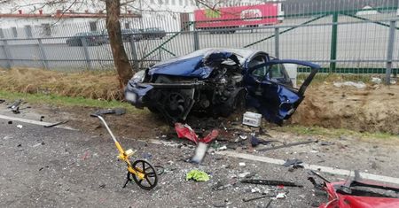 Tragedia pod Koninem. Siła uderzenia rozerwała pojazdy