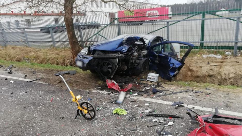 Tragedia pod Koninem. Siła uderzenia rozerwała auta