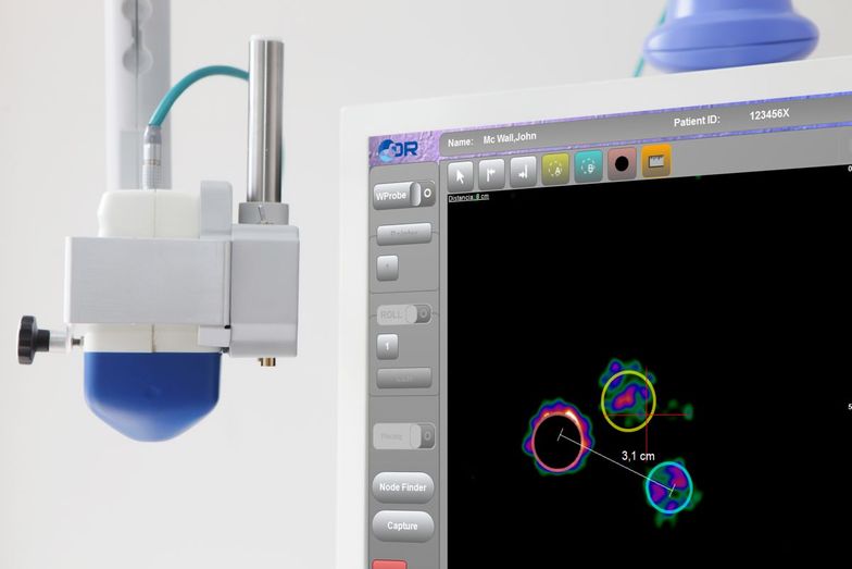Gamma kamera pozwala z dużą precyzją wskazać komórki rakowe