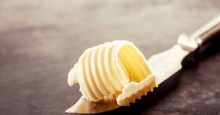 Smarowidło do pieczywa z dodatkiem jogurtu (70% tłuszczu), w kostce, z dodatkiem soli