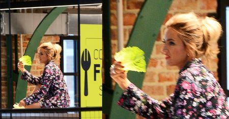 Karolina Szostak leży na blacie kuchennym i wachluje się liściem sałaty... (ZDJĘCIA)