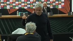 Mourinho wstał i wręczył prezent dziennikarzowi. "Nie płacz"