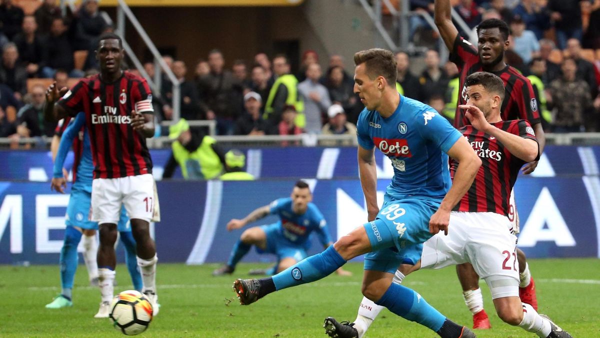 Arkadiusz Milik strzela na bramkę Gianluigiego Donnarummy w 92 minucie meczu Milan - Napoli