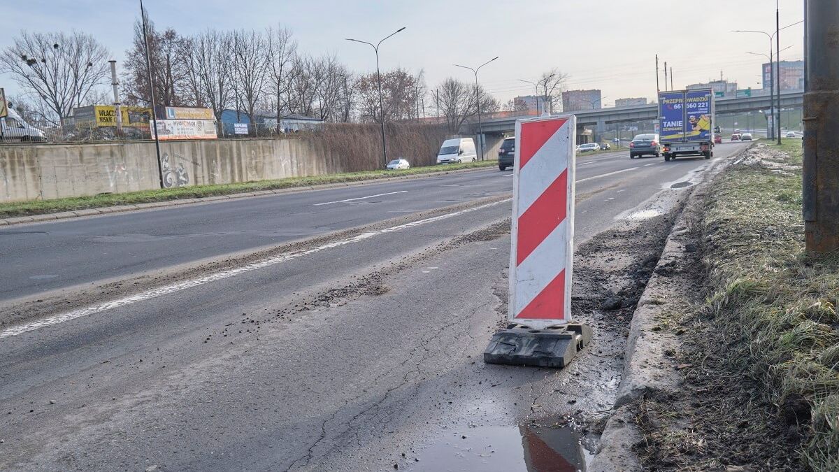 Dziura w jezdni na al. Witosa w ostatnich dniach spowodowała uszkodzenie kilkunastu aut