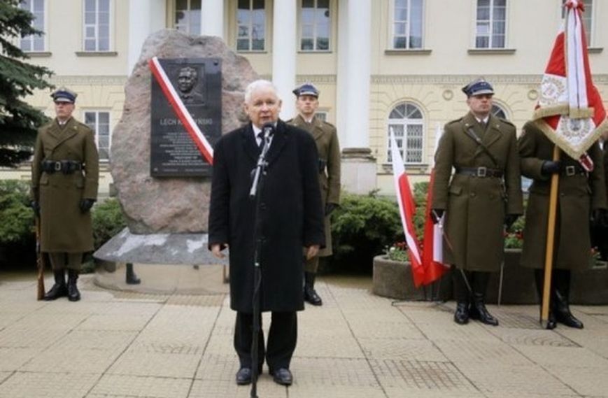 Będzie nakaz usunięcia tablicy upamiętniającej Lecha Kaczyńskiego?