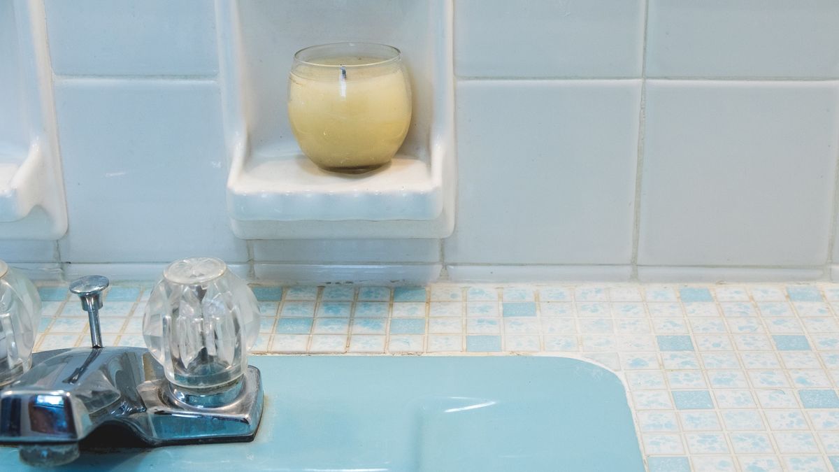 Trik ze świeczką ochroni fugi w łazience