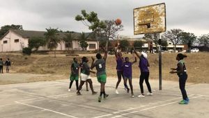 Koszykówka. "Podarujmy dzieciom piłki". Koszykarskie środowisko gra dla Zimbabwe