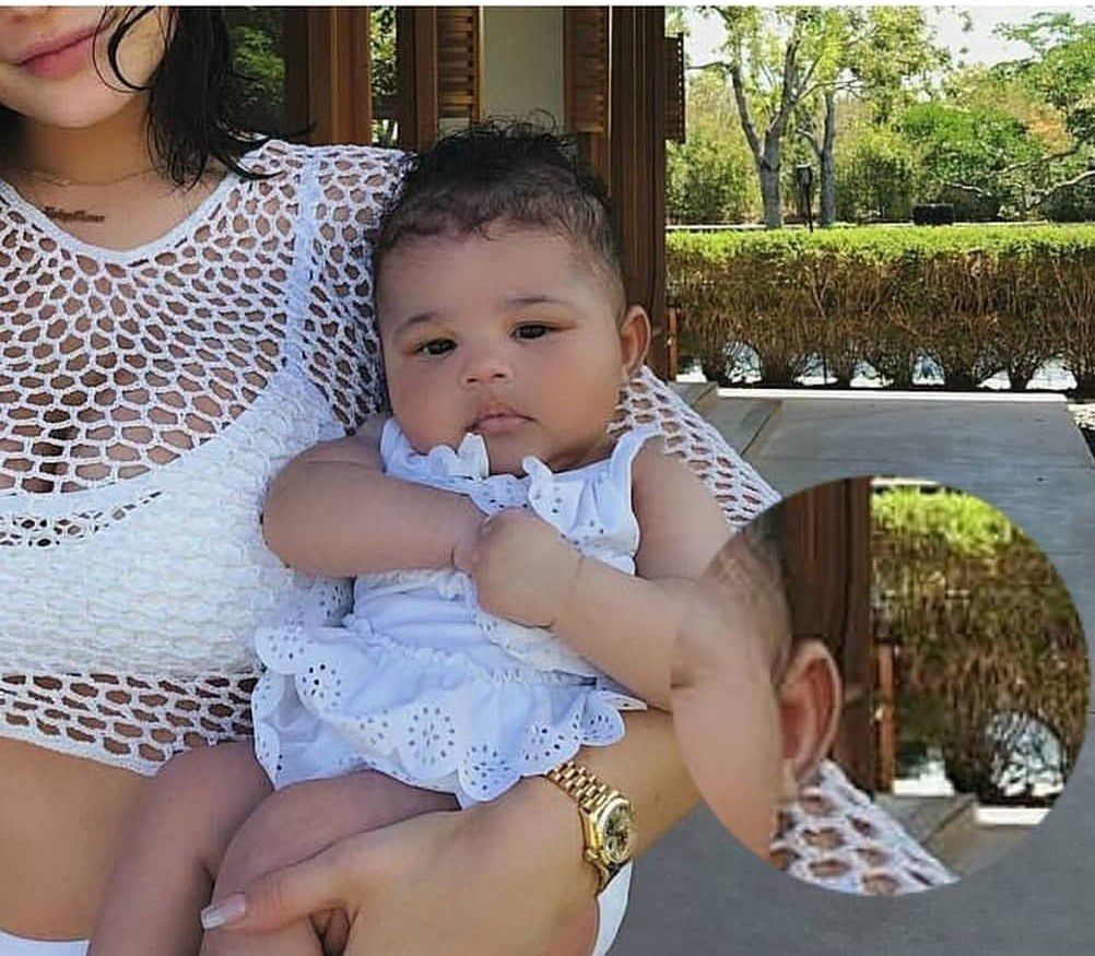 Kardashianki retuszują zdjęcia swoich dzieci. Po sieci krążą dowody