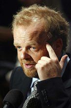 Toby Jones poszpieguje zamiast Jareda Harrisa