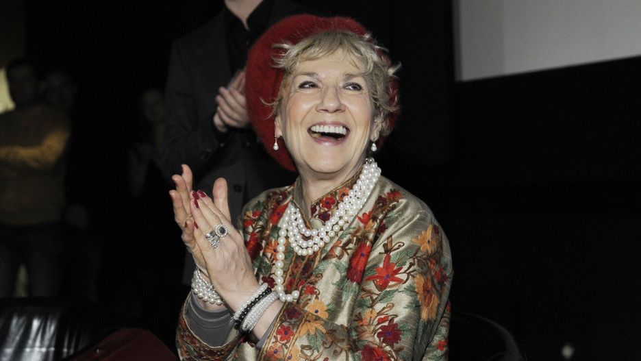 Emilia Krakowska uważa, że każda chwila życia jest cenna i należy ją odpowiednio celebrować. I tak właśnie postępuje filmowa Jagna z &#34;Chłopów&#34; Reymonta - zawsze elegancka, w kapeluszu, uśmiechnięta. Zobacz w galerii, jak ubiera się Emilia Krakowska i jak odejmuje sobie lat stylizacjami &gt;&gt;&gt;