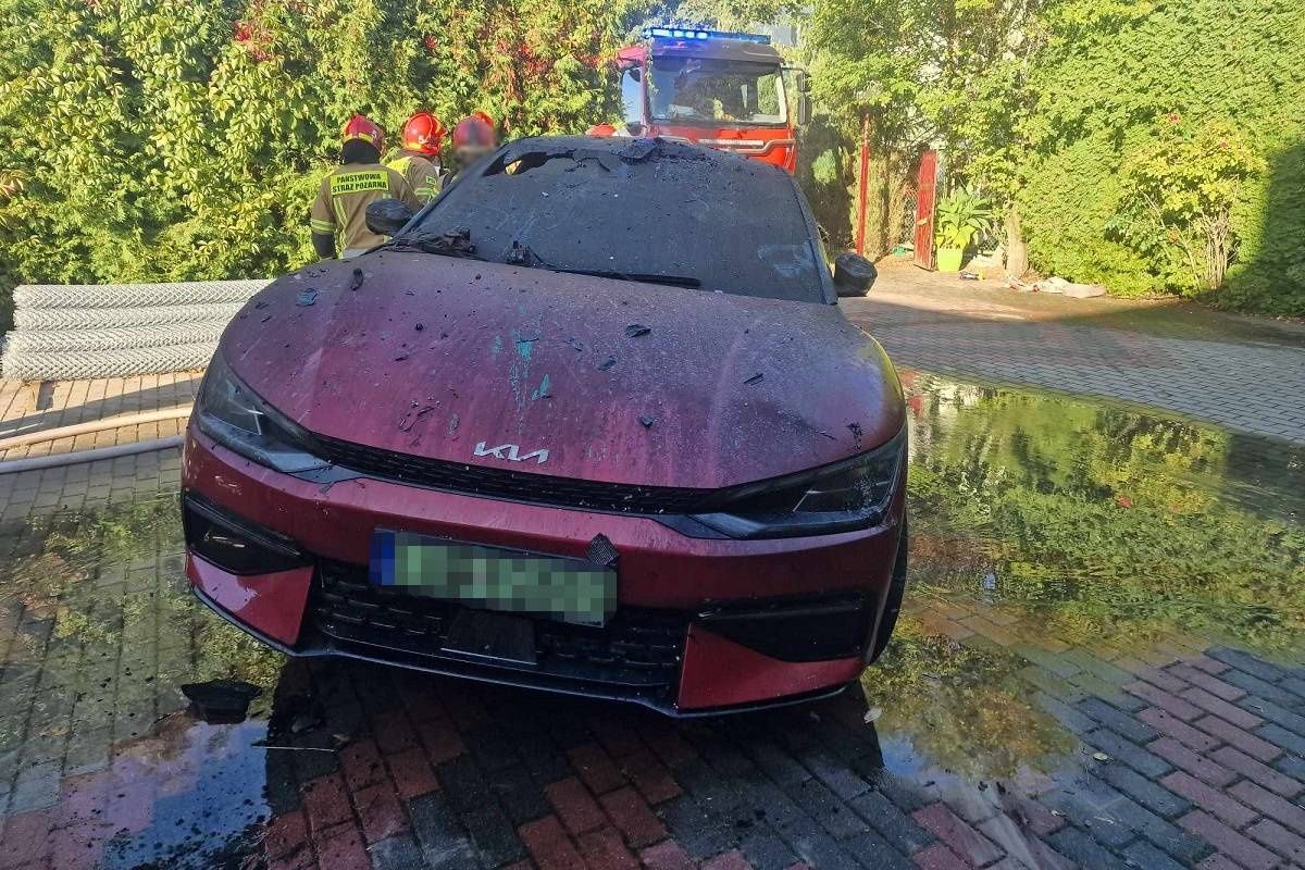 Pożar samochodu elektrycznego Kia w przydomowym garażu w Borzechowie