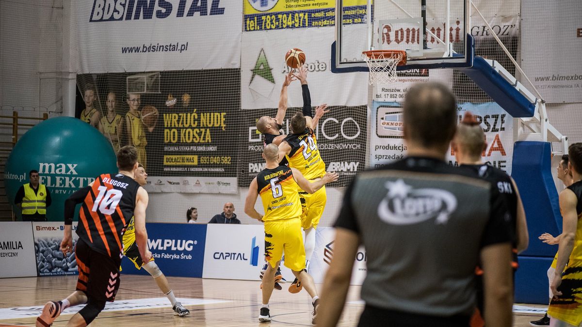 Materiały prasowe / Sebastian Maślanka / Na zdjęciu: mecz STK Czarni Słupsk-Rawlplug Sokół Łańcut sezon 2019/20. Przy piłce Damian Janiak [z lewej] i Wiktor Sewioł [z prawej]