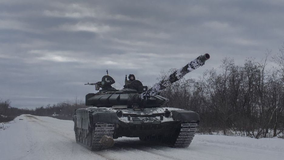Były rosyjski czołg T-72B3 w okolicach Bachmutu w służbie Ukrainy.