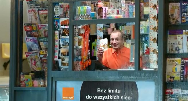 Robert Górski z kioskiem w basenie reklamuje Orange na kartę (wideo)