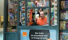 Robert Górski z kioskiem w basenie reklamuje Orange na kartę (wideo)