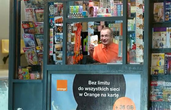 Robert Górski z kioskiem w basenie reklamuje Orange na kartę (wideo)