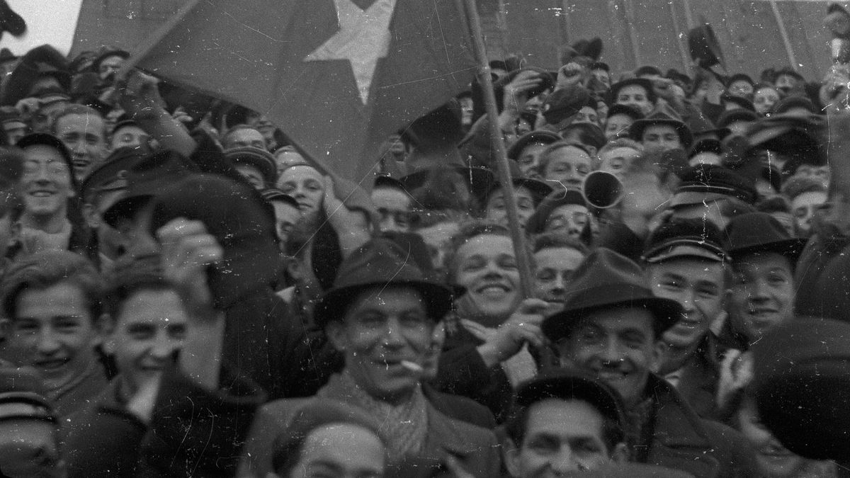 Zdjęcie okładkowe artykułu: PAP / Kibice Wisły Kraków w czasie meczu z Cracovią, 5 grudnia 1948 roku