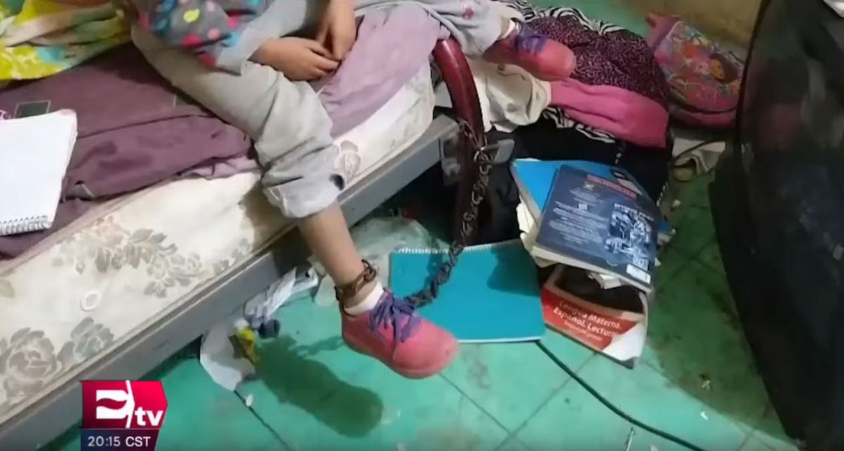 Meksyk. Pięciolatka przykuta łańcuchem do łóżka. Sąsiedzi usłyszeli krzyk