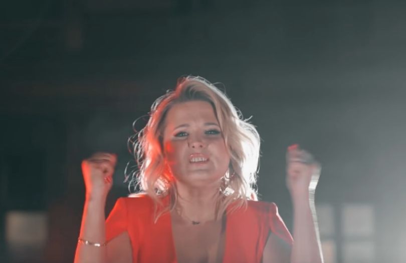 Gosia Andrzejewicz i Mandaryna walczą o prawa kobiet w coverze t.A.T.u