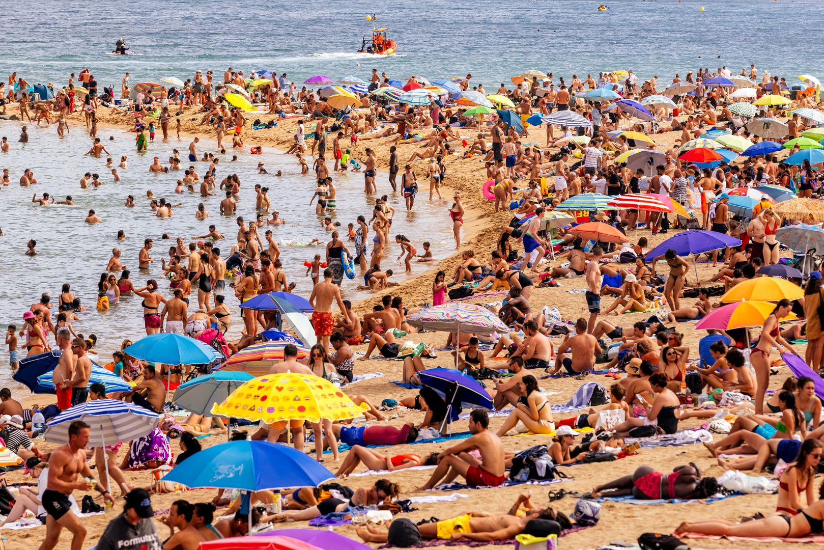 Turystyczne miasto ma dość. Kary za poranne rezerwowanie miejsc na plaży