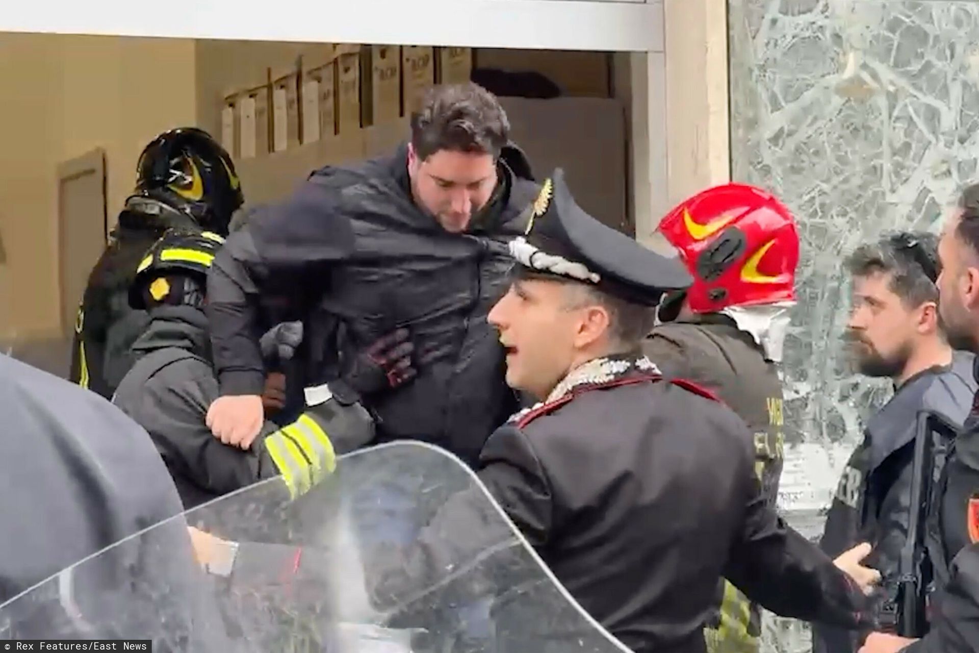 Napad w Neapolu. Zakładnicy bezpieczni, sprawcy uciekli tunelem