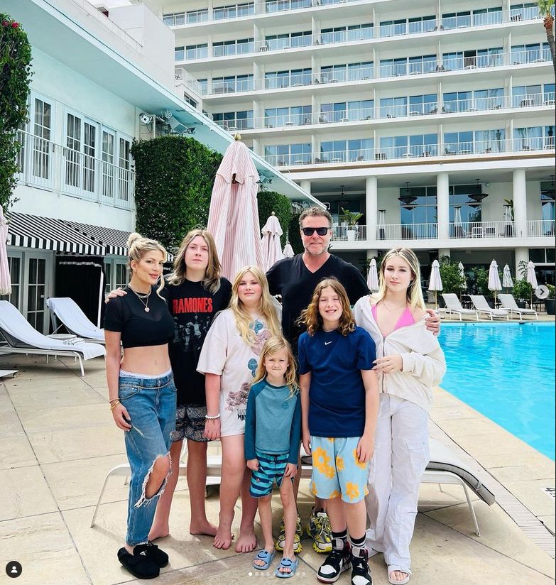 Tori Spelling zamieszkała z pięciorgiem dzieci w hotelu