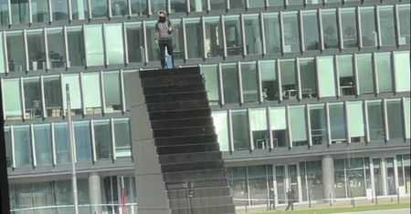 Mężczyzna wszedł na pomnik smoleński w Warszawie. Grozi, że się wysadzi. Mamy komentarz świadka