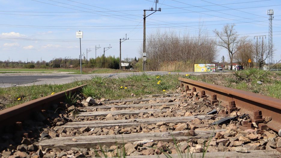 Obecnie linia kolejowa 103 jest w opłakanym stanie. Tak wygląda fragment od strony Spytkowic w kierunku Trzebieńczyc.