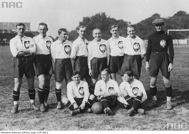 Reprezentacja Polski podczas letnich igrzysk olimpijskich w 1924 r. Stoją od prawej: Wiśniewski, Batsch, Kuchar, Sperling, Cyl, Kałuża, H. Reyman, Fryc. Siedzą od prawej: Cikowski, Styczeń, Spoida. Źródło: Narodowe Archiwum Cyfrowe