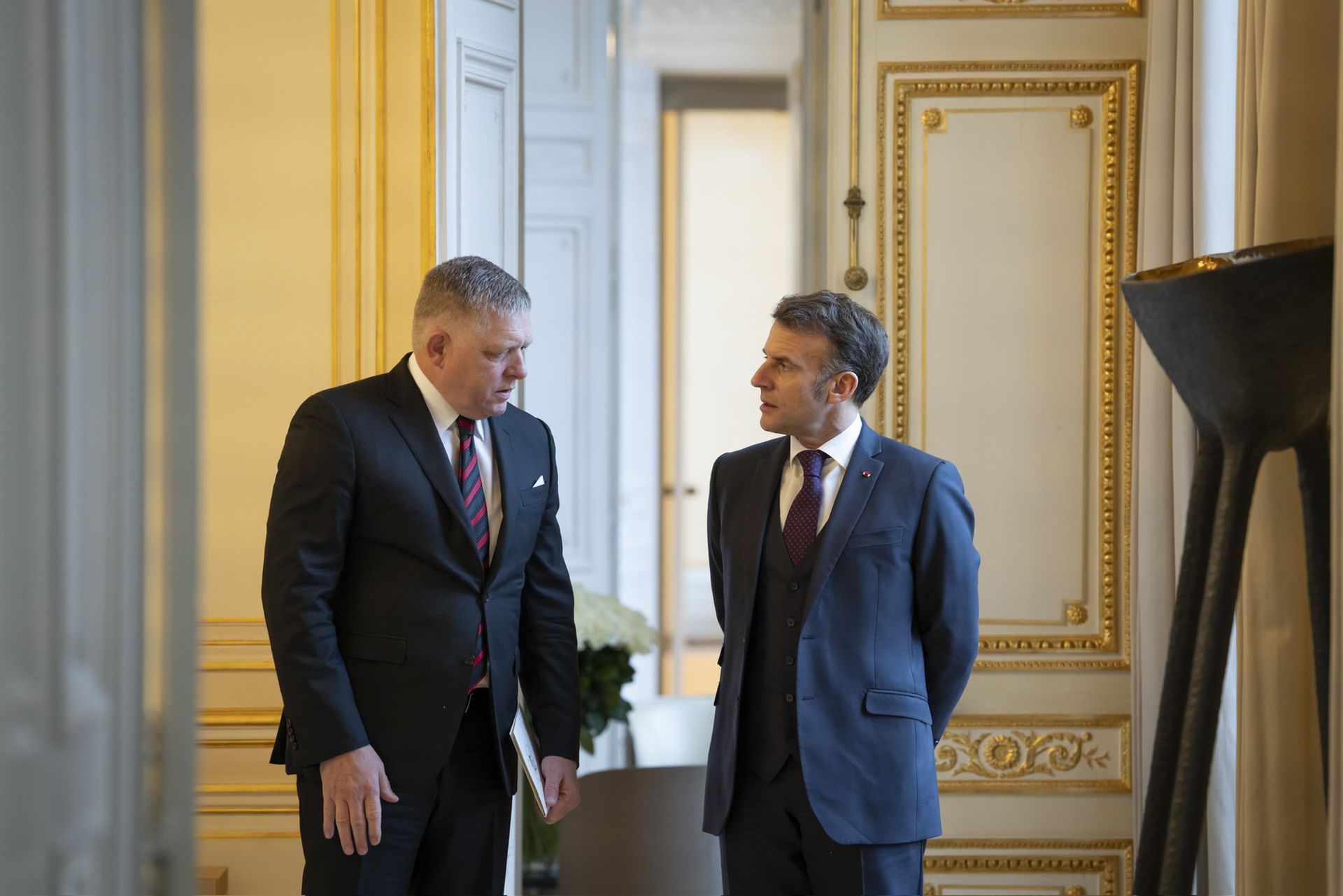 wiadomości,aktualności,WP Wiadomości Macron przyjął Ficę w Paryżu. Kulisy rozmów