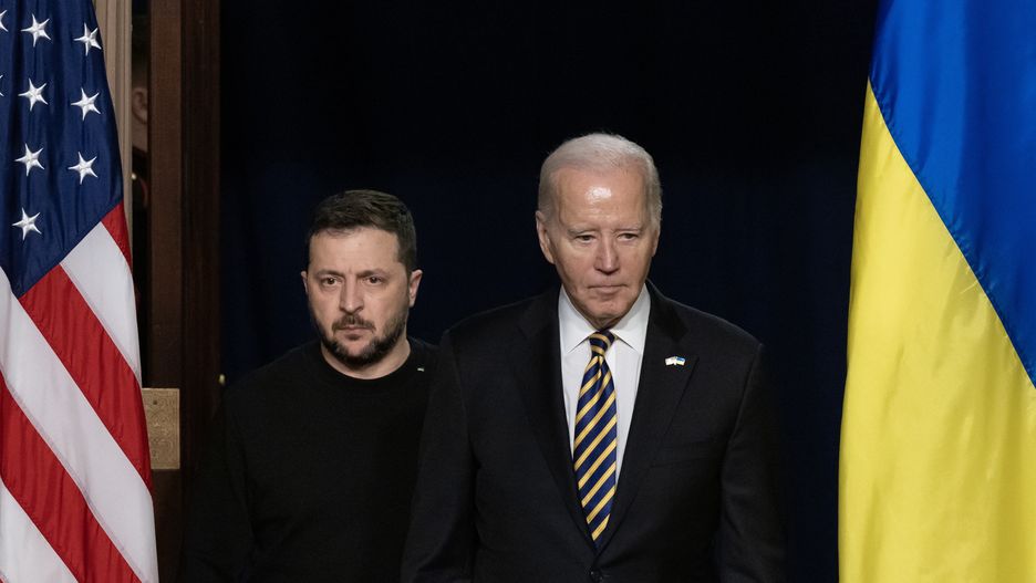 US President Joe Biden hosts Ukrainian President Volodymyr Zelensky
epa11025626 US President Joe Biden (R) and Ukrainian President Volodymyr Zelensky (L) enter the room to hold a joint news conference in the Indian Treaty Room of the Eisenhower Executive Office Building, on the White House complex in Washington, DC, USA, 12 December 2023. Ukrainian President Zelensky is in Washington to meet with members of Congress at the US Capitol and US President Joe Biden at the White House to make a last-ditch effort to convince the US Congress for further military aid before the holiday recess. Republicans want concessions from Democrats on border security in order to support aid to Ukraine.  EPA/MICHAEL REYNOLDS 
Dostawca: PAP/EPA.
MICHAEL REYNOLDS