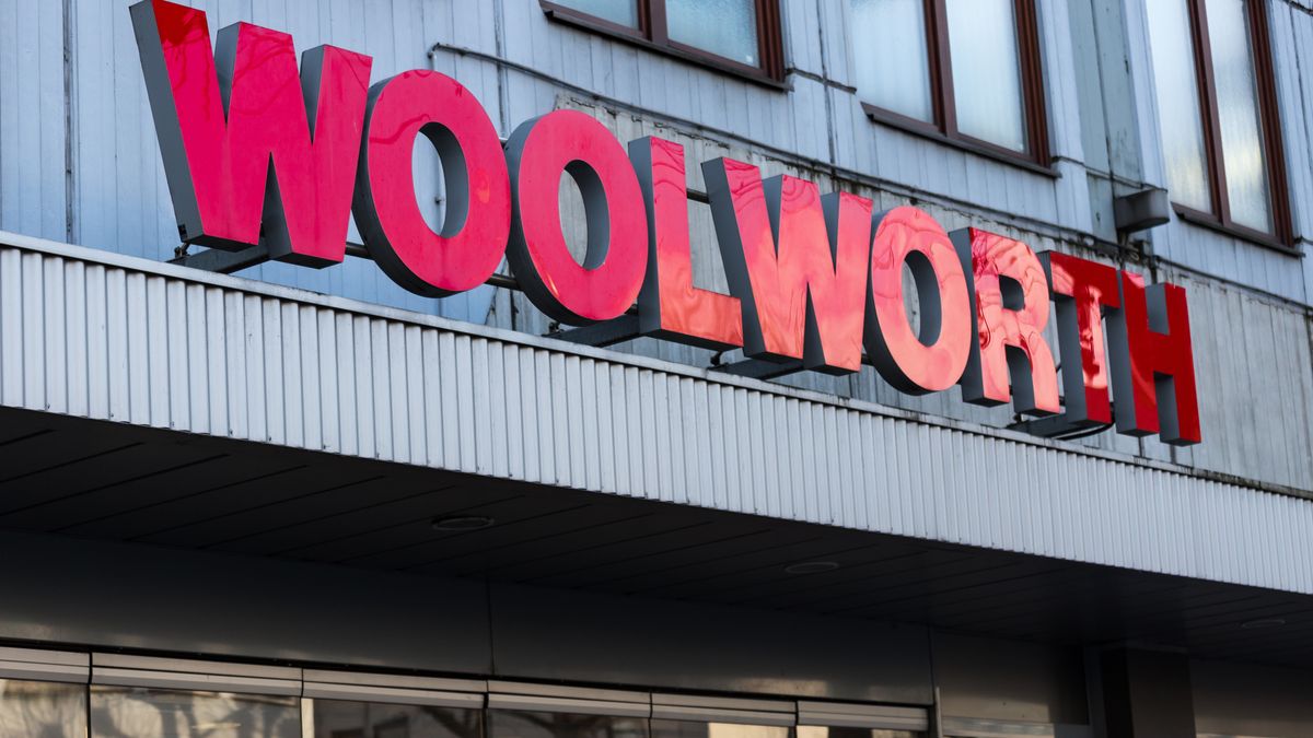 Na zdjęciu szyld Woolworth