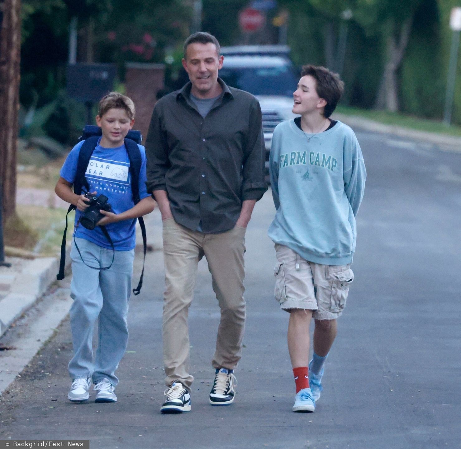Ben Affleck na spacerze z pociechami