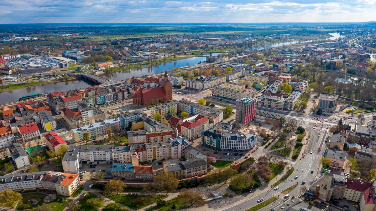 gorzów, gorzow, wielkopolski, centrum, katedra, most staromiejski, panoramiczny, panorama, z lotu, warta, miasto, krajobraz miasta, rzeka, lubuskie