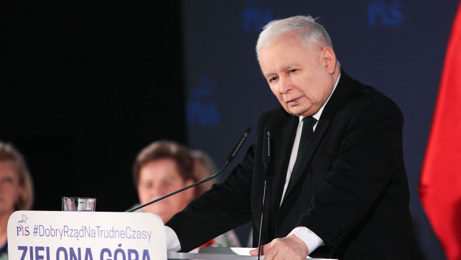 Zielona Góra, 03.12.2022. Prezes Prawa i Sprawiedliwości Jarosław Kaczyński podczas spotkania z mieszkańcami w Planetarium w Zielonej Górze, 3 bm. Prezes PiS kontynuuje objazd po kraju i spotkania z wyborcami. (jm) PAP/Lech Muszyński