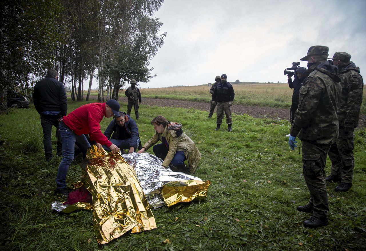 Wolontariusze z Grupy Granica pomagają 11 migrantom w stanie wycieńczenia i hipotermii w okolicach Łososiny Dolnej, 21.09.2021 r. 